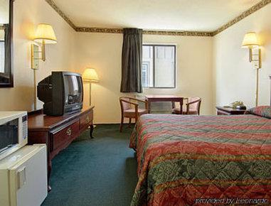 Super 8 By Wyndham Rock Port Mo Hotell Eksteriør bilde